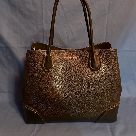 Selling Michael Kors purse in excellent condition. Has middle divider. - Picture 1 of 1